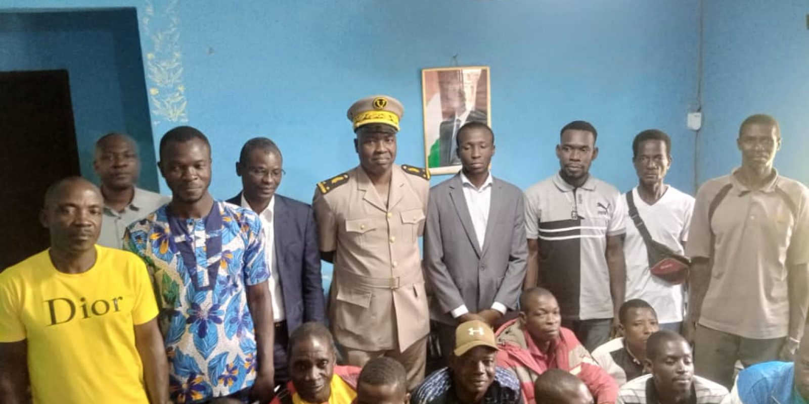 Photo de famille avec les chefs de services membres du COSNAPE DABOUYO